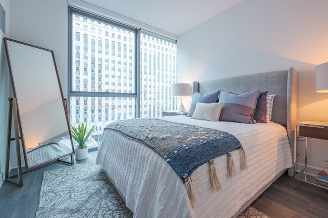 Photo - 225 W Hubbard St