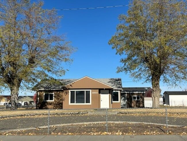 Building Photo - Charming 3-bedroom, 1-bathroom home located in the vibrant community of Pasco, WA.