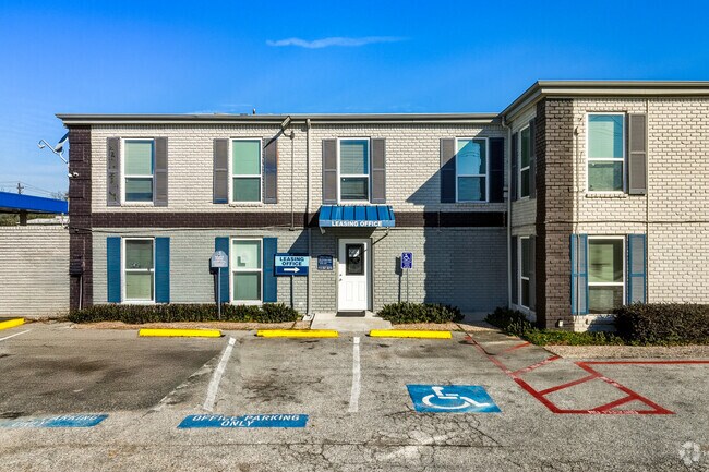 Leasing Center - The Atrium At 5606