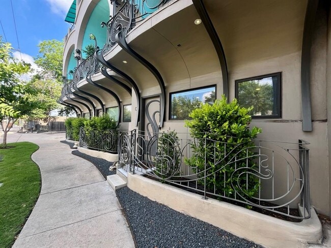 Photo - 206 E Live Oak St Unidad C