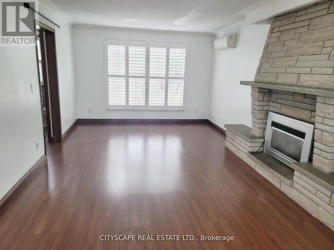 Photo - 342 Sutherland Dr