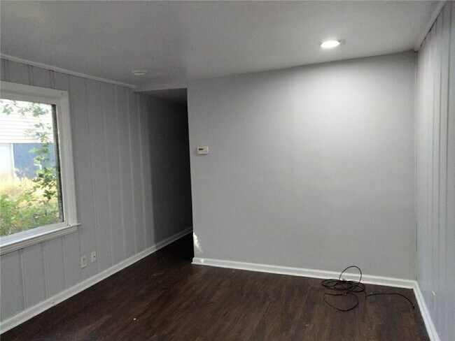 Photo - 873 Midway St SE