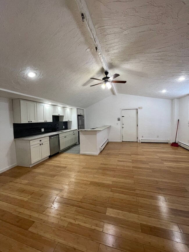 Building Photo - 241 Maverick St Unit 1