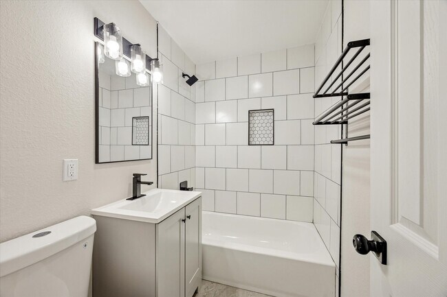 Building Photo - 6731 London St