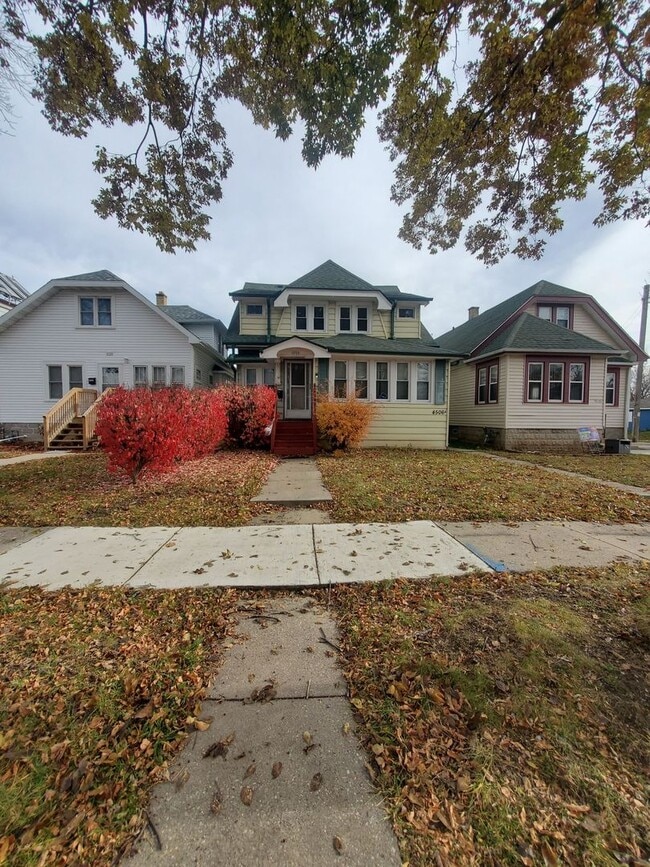 Building Photo - 4506 N 37th St Unit 4506A Upper