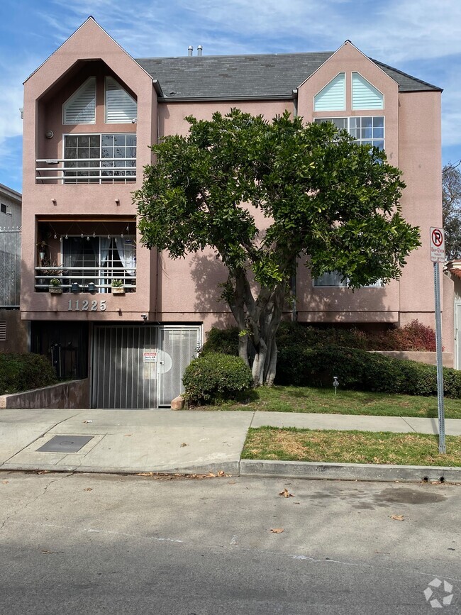 Building Photo - 11225 La Maida St Unit 4 Rental