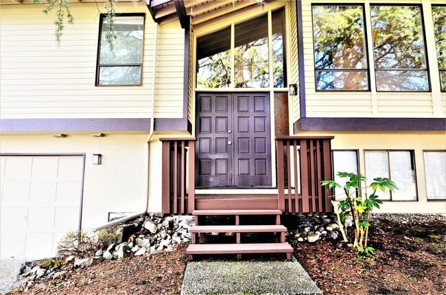 Charming 4-Bedroom Home with Bonus Rooms &... - Charming 4-Bedroom Home with Bonus Rooms &...