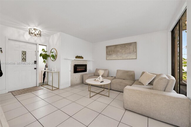 Photo - 8250 NW 191st St Unidad 10-D