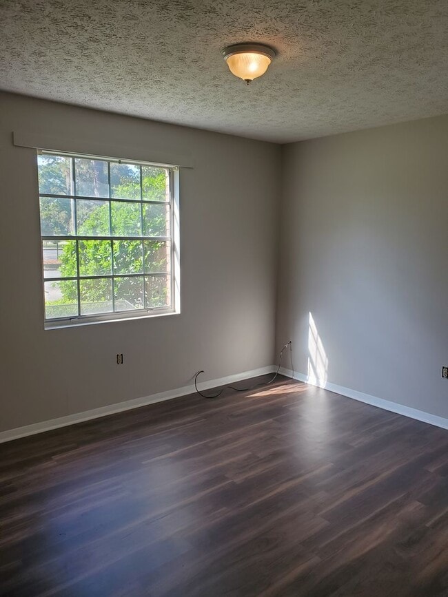 Photo - 2 Bedroom 1 Bathroom Downstairs unit with off street parking in Midtown Savannah Unidad A