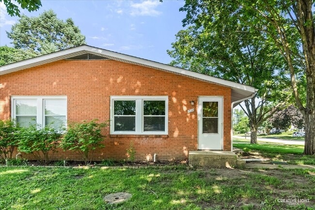 Building Photo - 1528 Oak Ln