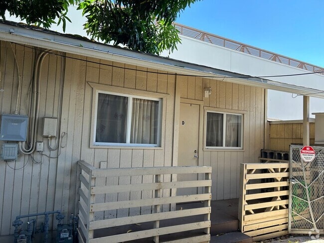 Building Photo - 1027 Unit D Rental