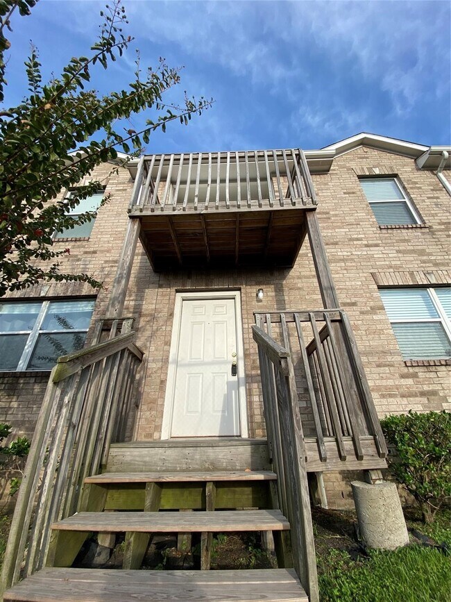 Building Photo - 11905 Algonquin Dr Unit 04