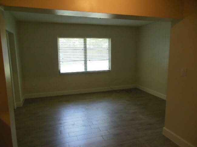 Photo - 404 Oakhurst St