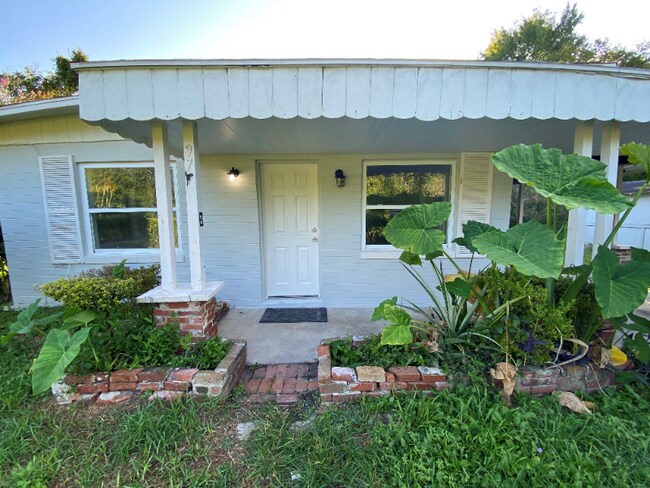 Photo - 977 Flomich St