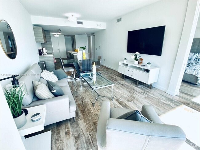 Building Photo - 650 NE 32nd St Unit 4605 Rental