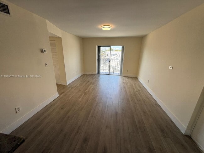 Building Photo - 1933 SW 7th St Unit 302