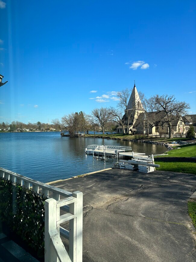 319 N Lake Rd Apartment Oconomowoc, WI