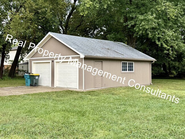 Photo - 3 Bedroom with Spacious Backyard
