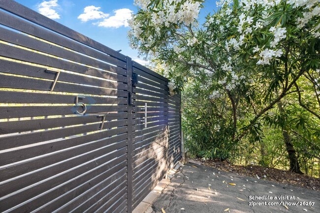 Photo - 757 Tofflemire Dr