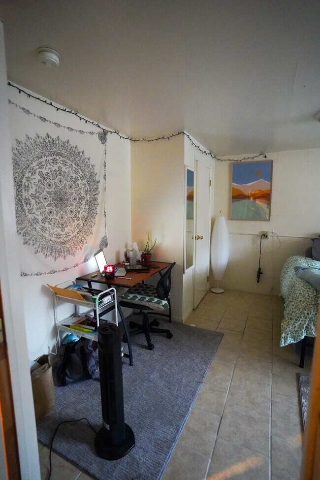212 Giles St Furnished Free Parking