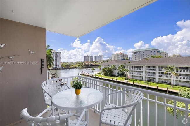 Building Photo - 2880 NE 33rd Ct Unit 303 Rental