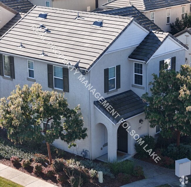 Building Photo - COMING SOON!!- 3bd 2.5ba in Gated Community Rental