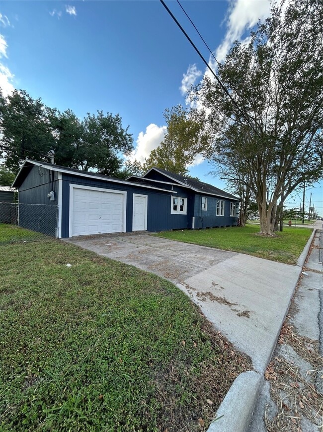 Building Photo - 530 W 1st St Rental