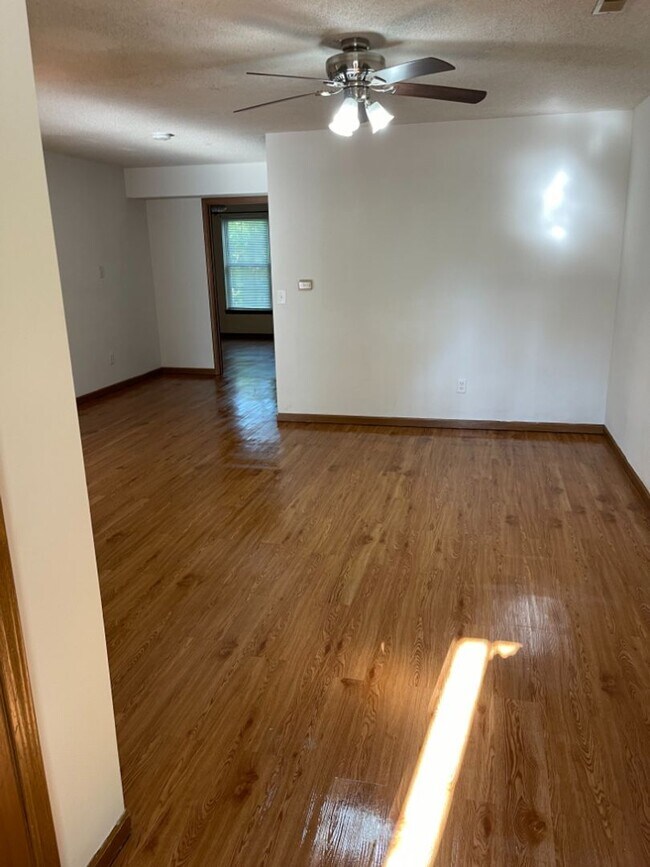 Photo - 2BR/2BA with W/D Included! AVAIL. 5/1/26 Unidad 3