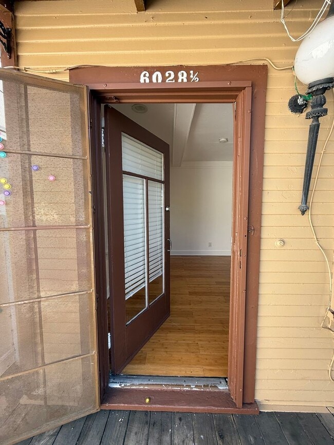 Building Photo - 6028 Eleanor Ave Unit 6028 #1/2