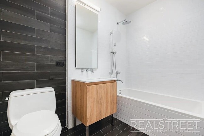 Photo - Stunning, Elegant, 2 Bedroom Right off Lorimer L train, Amazing Roof deck, Gym, Great Location! Unidad 508