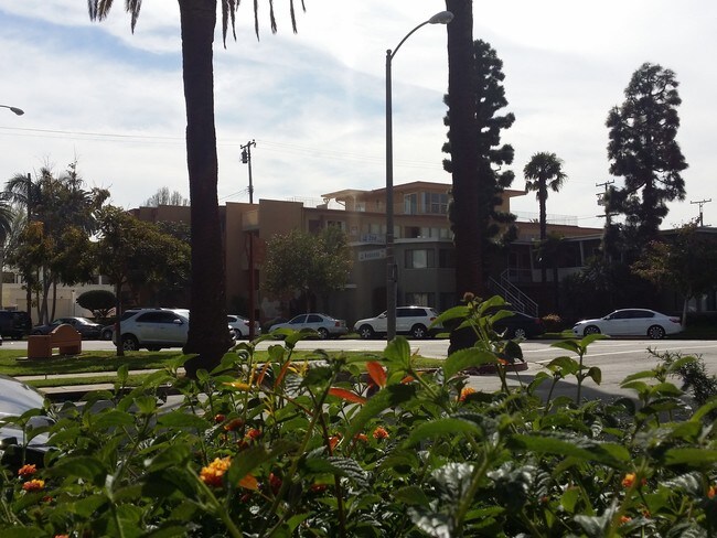 Agradable y tranquilo vecindario - 3524 E 2nd St