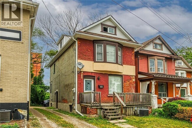 Photo - 738 King St W