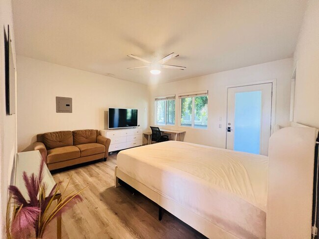 Photo - 5525 Harold Way