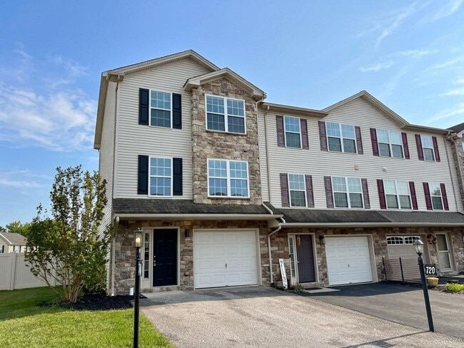 Building Photo - 3 Bedroom 2.5 Bathroom in York!