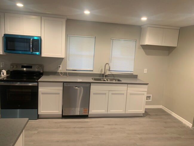 Photo - 200 E Oak St