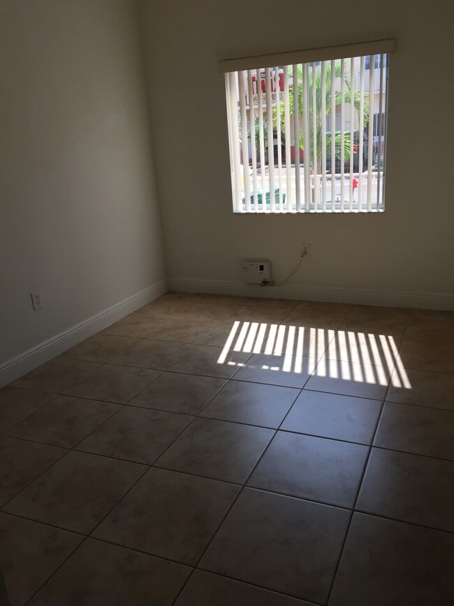 Saliendo de la habitación - 17802 NW 74th Ct