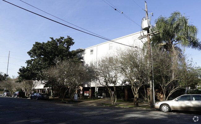 Coliseum Place Apartments