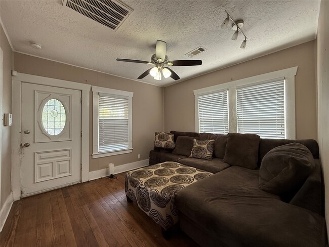 Photo - 2519 Paul Quinn St