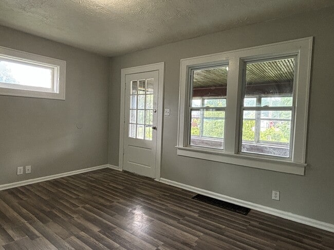 Photo - 1401 N Gladstone Ave