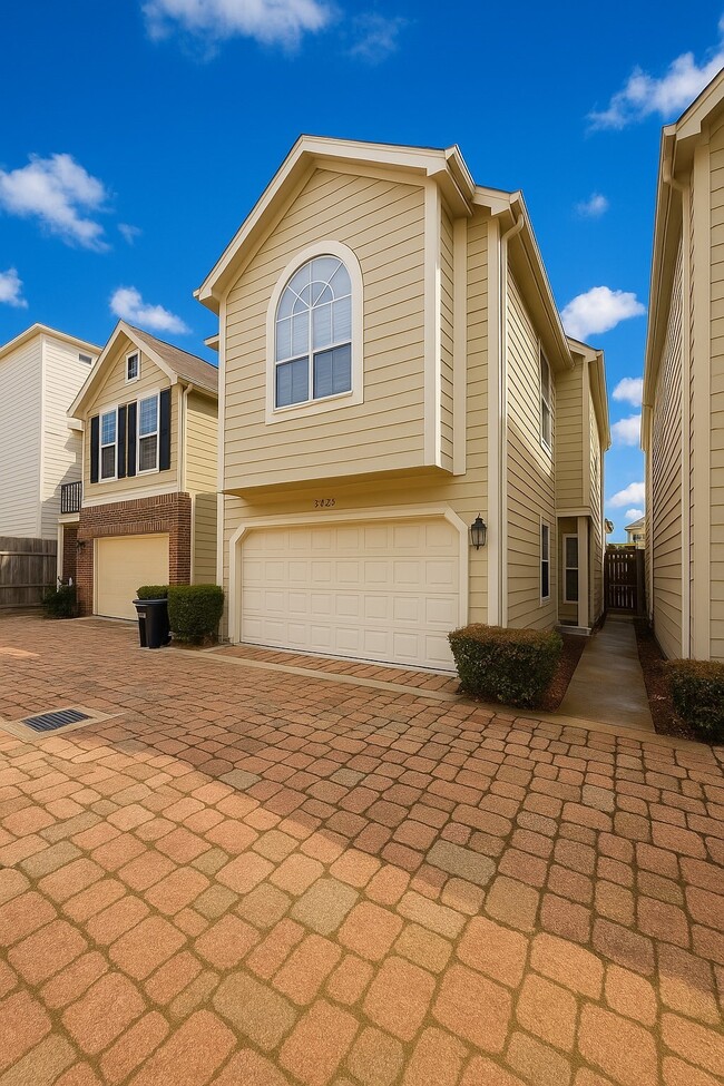 Building Photo - 2939 Clinton Dr