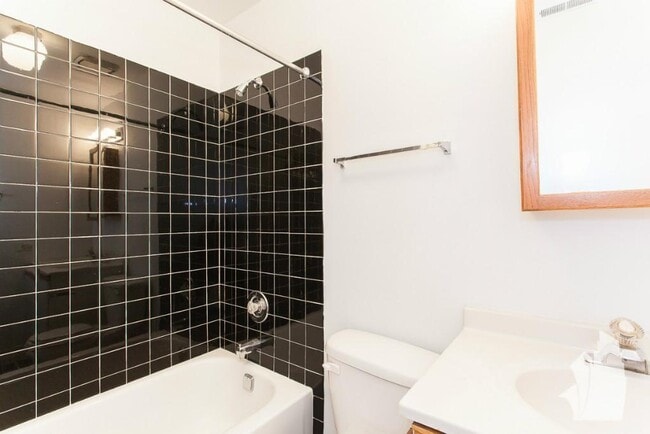 Photo - 2057 W Dickens Ave Unit # 01N