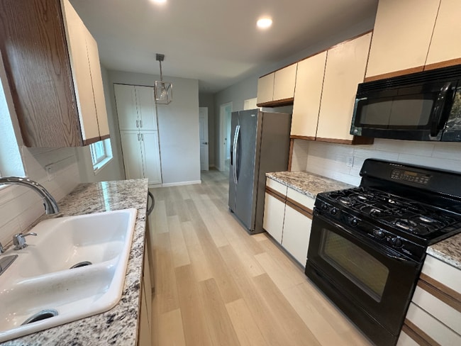 Building Photo - 822 E 11th St