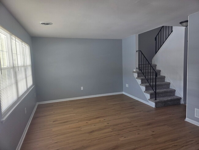 Photo - 104 Laurel Ct