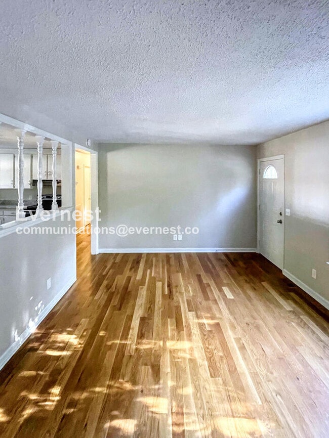 Photo - 206 E Hillcrest Dr