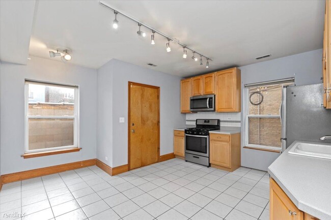 Photo - 2 br, 2 bath Condo - 915 W Sunnyside Ave