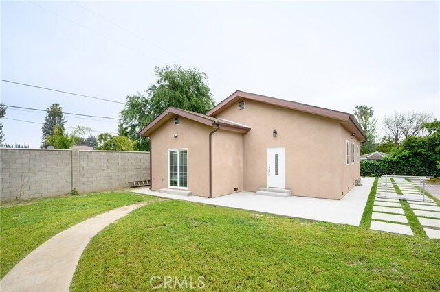 8806 Enfield Ave
