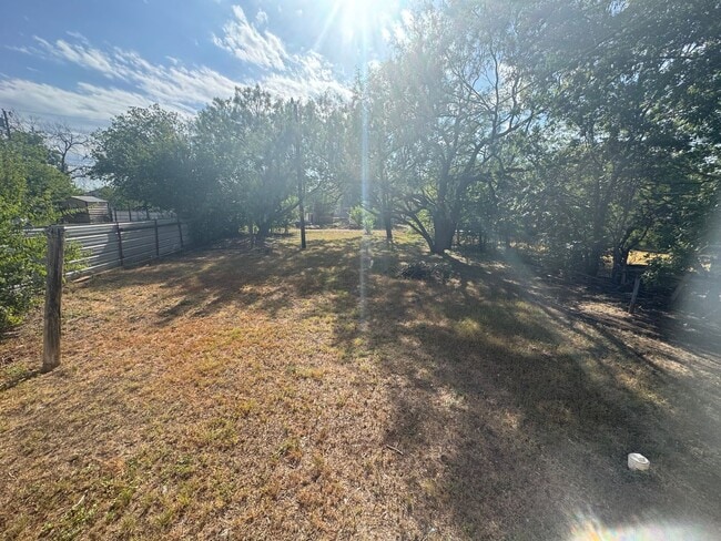 Building Photo - 3 bedroom, 1 bath Rental