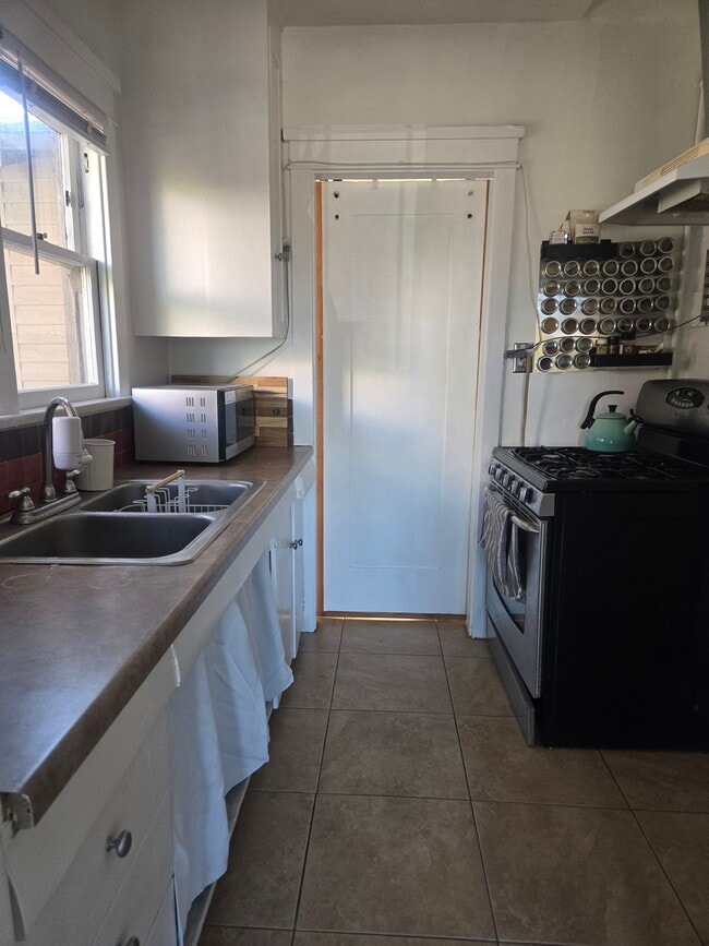 Photo - 833 Belmont Ave