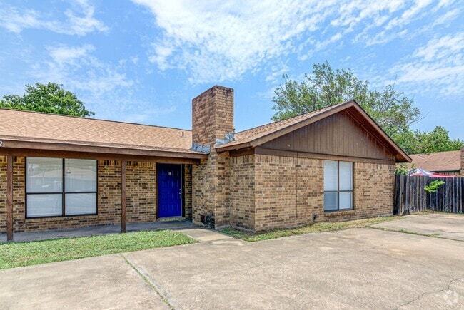 Building Photo - 1202 Westcott Dr Unit - B Rental