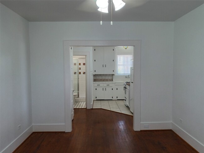 Building Photo - 2725 1/2 Bernardo De Galvez Ave Unit 1